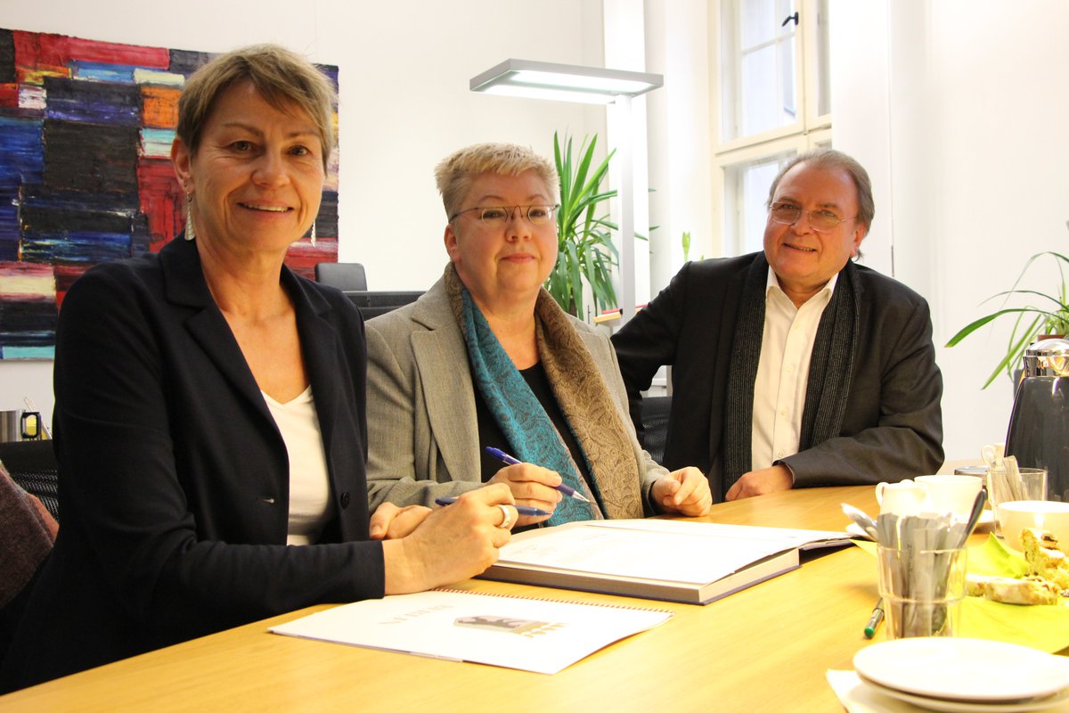 SenASGIVA's tweet photo. 38 Inklusionsbetriebe gibt es in Berlin. Ab 2020 unterstützt Land #Berlin sie noch stärker. Heute Erklärung unterzeichnet. @ElkeBreitenbach und die LAG Integrationsfirmen wollen #GuteArbeit für alle Integrationsbetriebe. Dazu gehört mehr Tarifbindung.
https://t.co/Ym3QVHsE05 https://t.co/Y2BCxSRnhP
