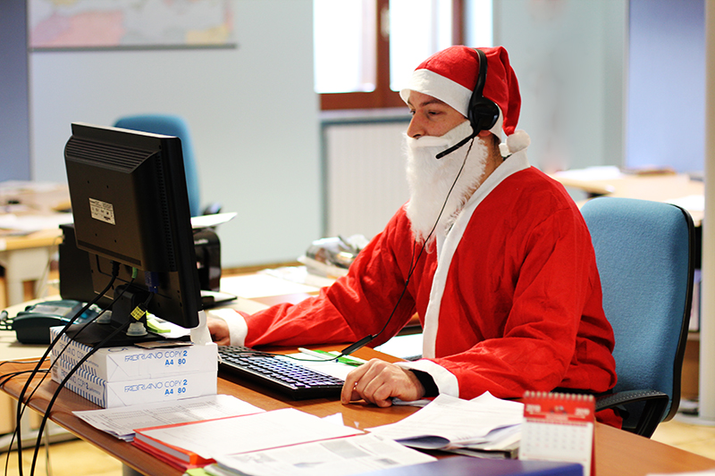 Babbo Natale è pronto a ricevere i vostri ordini per i doni delle feste! Chiamatelo allo 0971644111!
#Natale #regali #oliopace