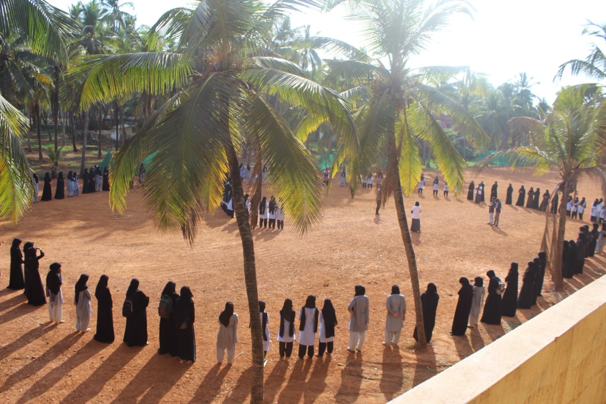 afwan1994's tweet photo. Salihath College organised Demonstration to show solidarity with JMI and AMU at salihath campus and Nihal Kidiyoor (state President, SIO karnataka) addressed the gathering on this occasion..

#SolidarityWithAMU
#SolidarityWithJMI
#JamiaMilia
#SalihathCollege https://t.co/f7yPiYYmDx
