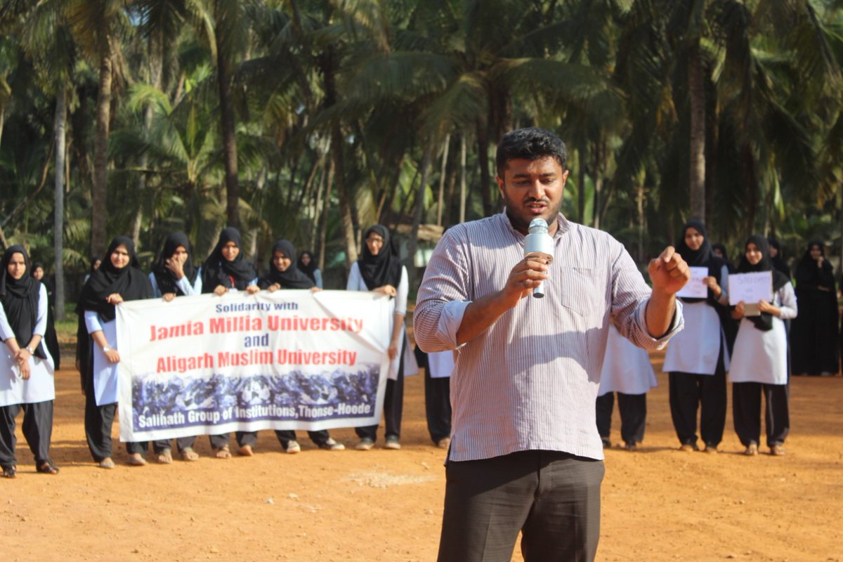 afwan1994's tweet photo. Salihath College organised Demonstration to show solidarity with JMI and AMU at salihath campus and Nihal Kidiyoor (state President, SIO karnataka) addressed the gathering on this occasion..

#SolidarityWithAMU
#SolidarityWithJMI
#JamiaMilia
#SalihathCollege https://t.co/f7yPiYYmDx