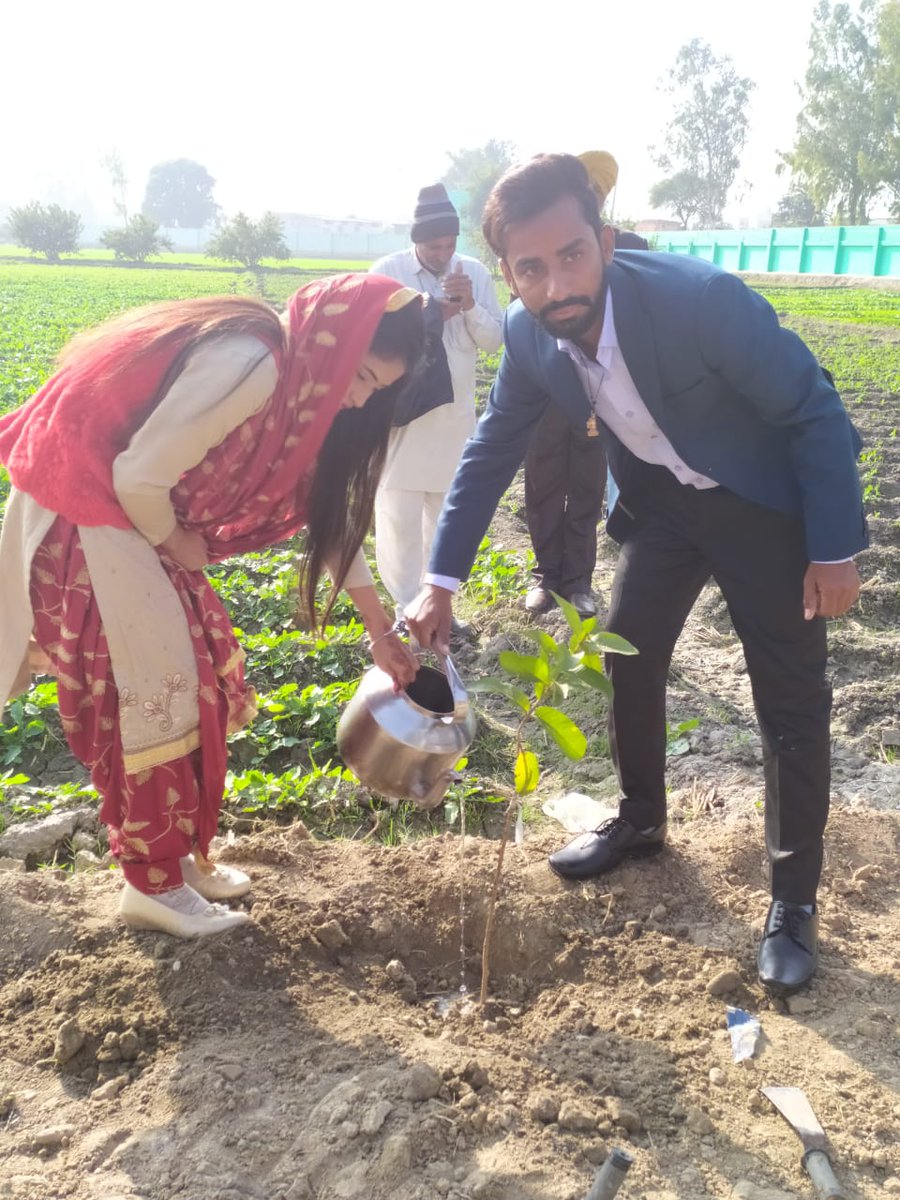 Meet_DaNonaBcha's tweet photo. Saint @Gurmeetramrahim ji 
आपजी की रहमत से पेड लगाकर  , परमार्थ करके नये रिश्ते में बंधे! 
 गुरु जी अपने बच्चों पर रहमत बनाए रखना जी🙏🙏🙏🙏
@Singh_G_777 ❤
#ringceremony https://t.co/GbQZlABMRk