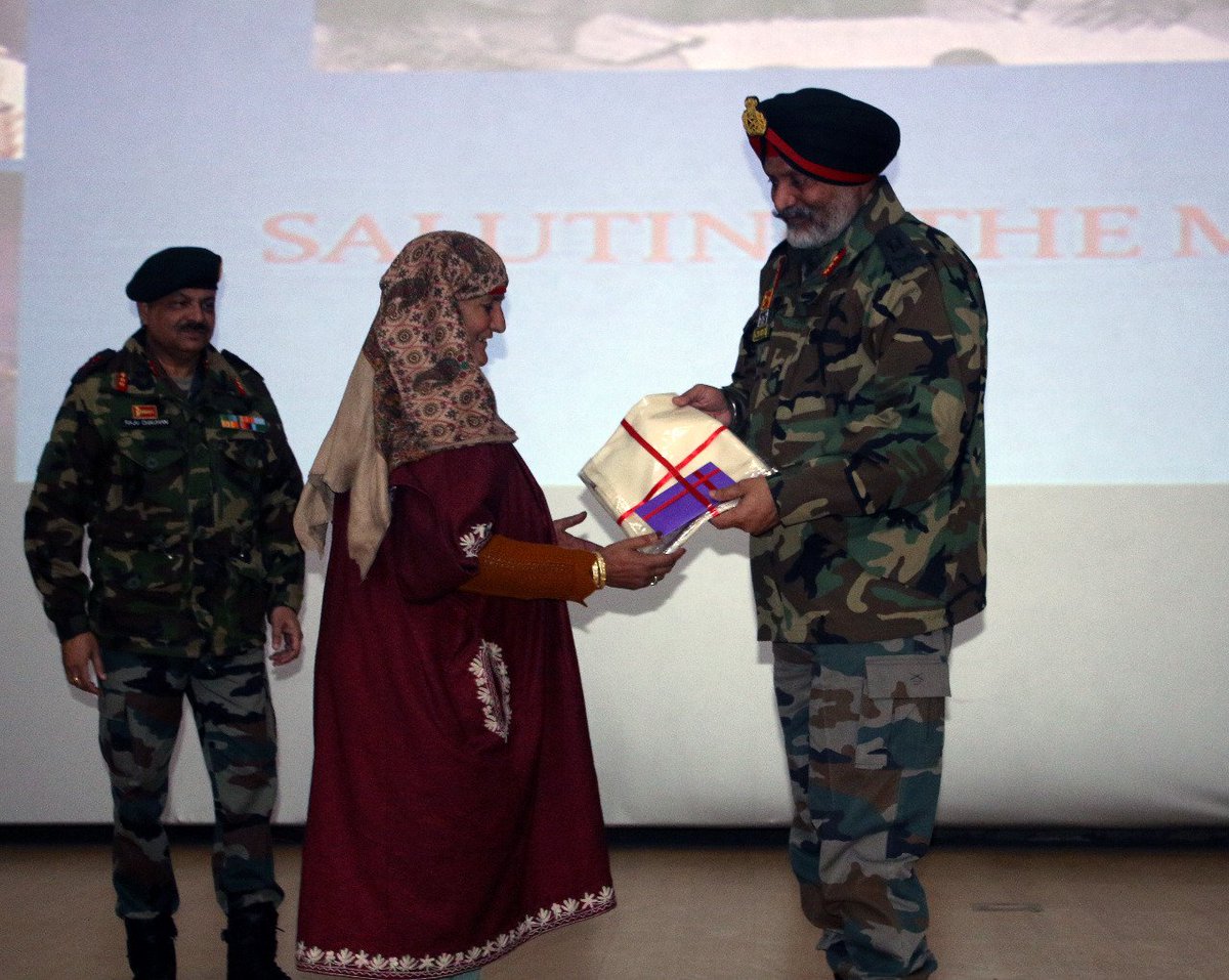 ChinarcorpsIA's tweet photo. #VijayDiwas2019 On the 48th anniversary of Indian Victory of 1971, #ChinarCorpsCdr felicitated the families of the martyrs of 1971 war in a solemn ceremony at Srinagar today. He prayed for their well being and peaceful #Kashmir

@adgpi  @NorthernComd_IA @easterncomd https://t.co/XlkhBVgdF6