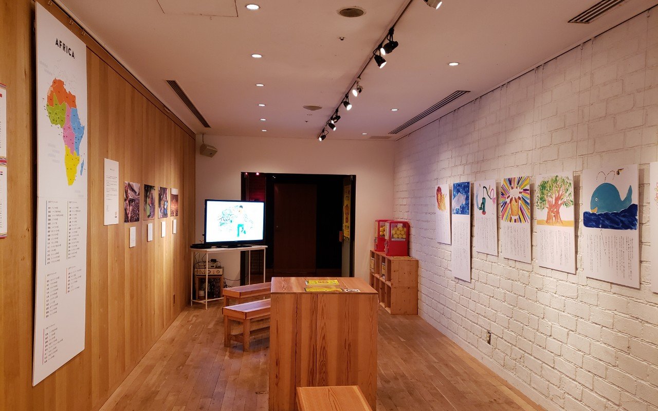 Miya Y ハートのレオナとアフリカ展 行ってきました 入口は七階の女性トイレの前です Misiaの朗読 想像より良い感じ 両替機がないのでガチャガチャしたい人は500円玉用意しておきましょー