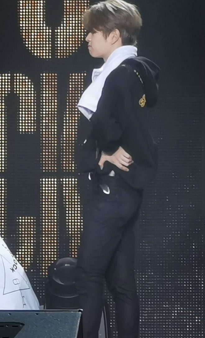 seungsie's tweet photo. Seungmin has this habit of standing like a pregnant person help https://t.co/g9obgsRhJZ
