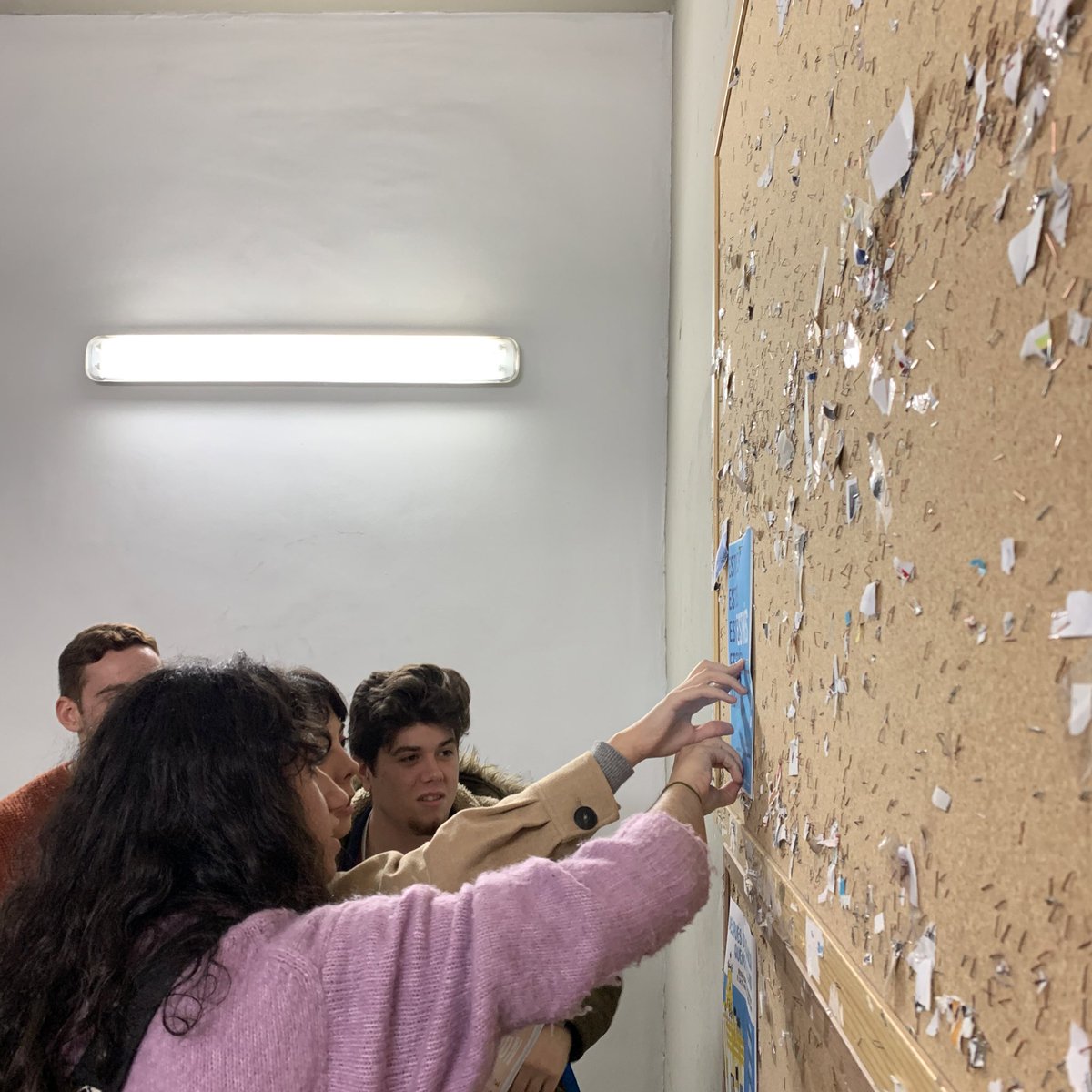 lacuartavoz_'s tweet photo. Ya podéis encontrar nuestros carteles por la FCom! A seguir trabajando, gracias por vuestro apoyo 🧠💙 https://t.co/1xksw0mlvf