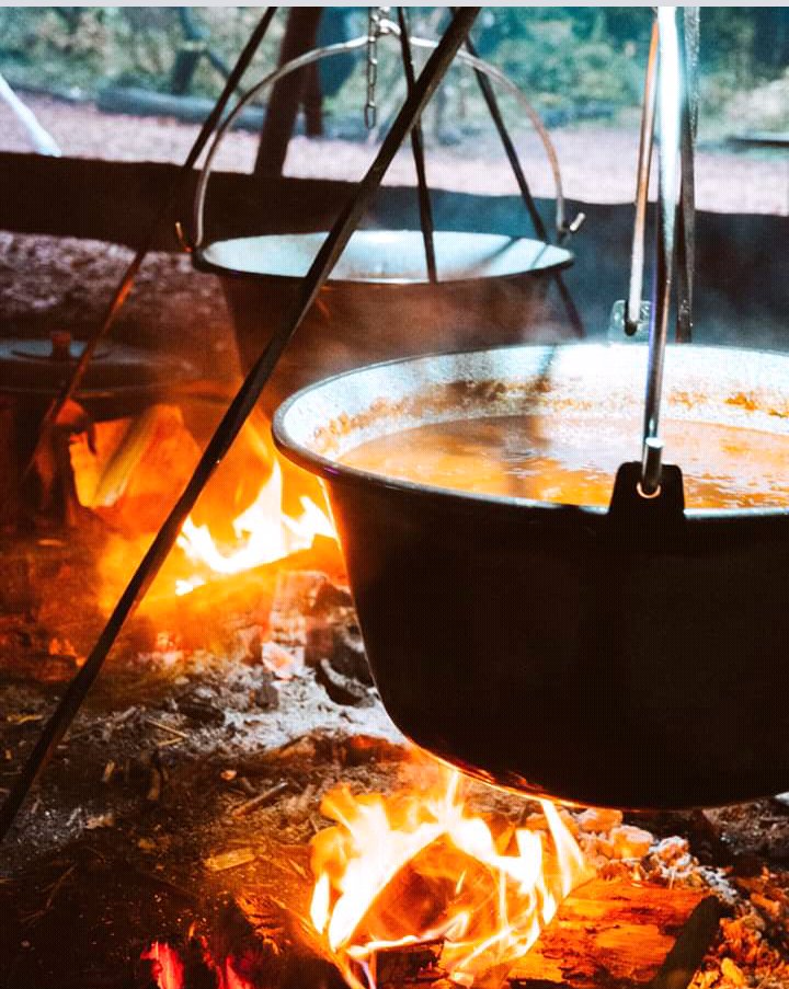 Kotlichcook's tweet photo. Wishing everyone a very blessed #Christmas My packing shed could never compete with Santa's, we've been pretty busy. People still buying #kotlich sets but not so many parts of the set......How is everyone else getting on? 
@YourHereford1  @herefordhour @ourhereford #herefordhour https://t.co/auz7Sx3p5X