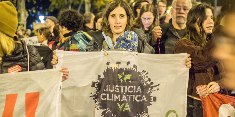 adtgalicia's tweet photo. A #COP25 pecha cun acordo insuficiente, sen compromisos de redución de emisións, sen #XustizaClimática e con menos tempo para actuar... Unha vez máis as comunidades do Sur Global son as máximas esquecidas #EmerxenciaClimatica #COPforFuture #TiempoDeActuar https://t.co/PCOBd6OXH5 https://t.co/LyS0pTXciY