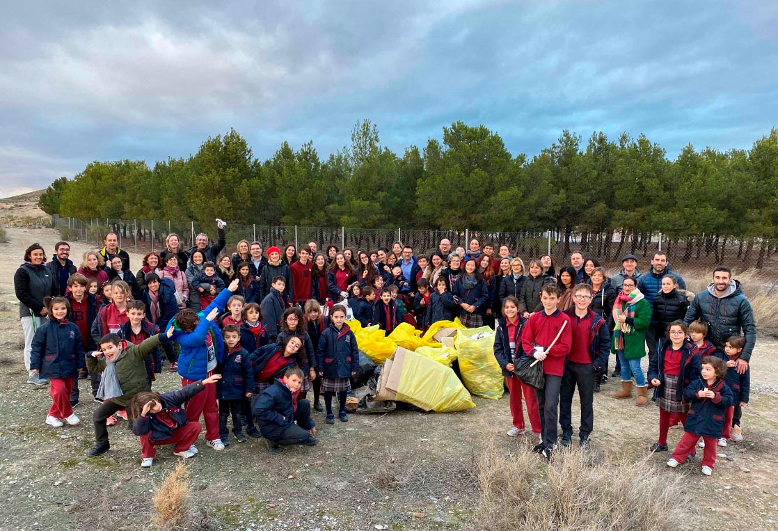 notas21es's tweet photo. El colegio @britanicoaragon organiza una recogida de "#basuraleza" por los alrededores del centro educativo. #medioambiente 
Más info en #Notas21
https://t.co/jGt9BjcG62 https://t.co/oyoADtawoR