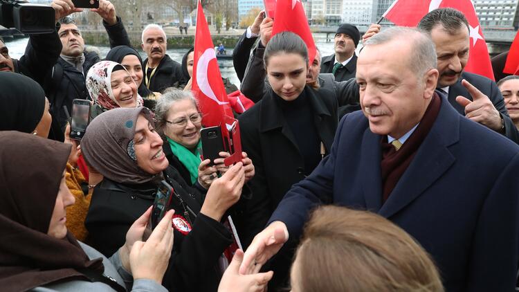İsviçre’deki Türk vatandaşlarından Erdoğan’a coşkulu karşılama hry.yt/94tLo