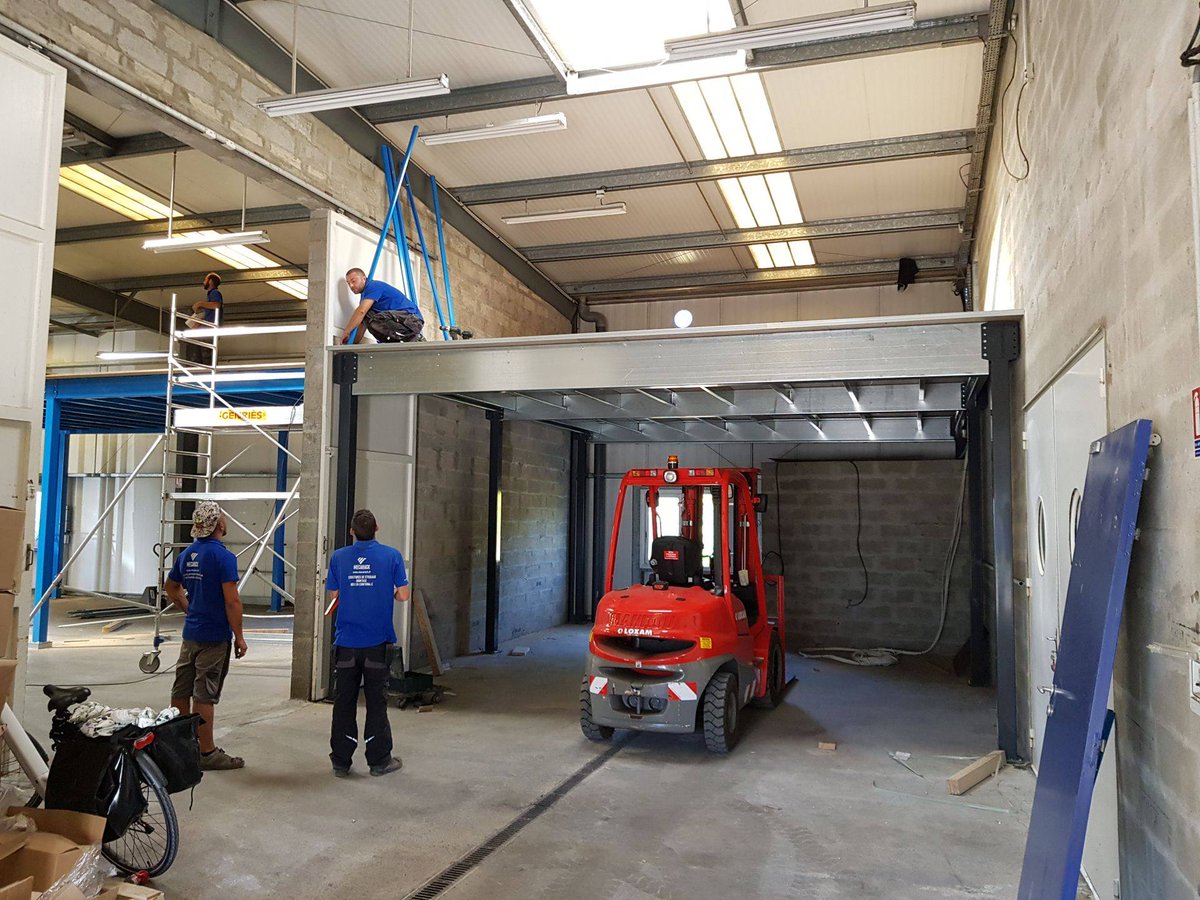 mecarack's tweet photo. Pose par Mecarack de deux plates-formes sur poteaux pour notre client REP Elitec à Bruges.
#Mecarack #Montage https://t.co/WX3CKlX5vy