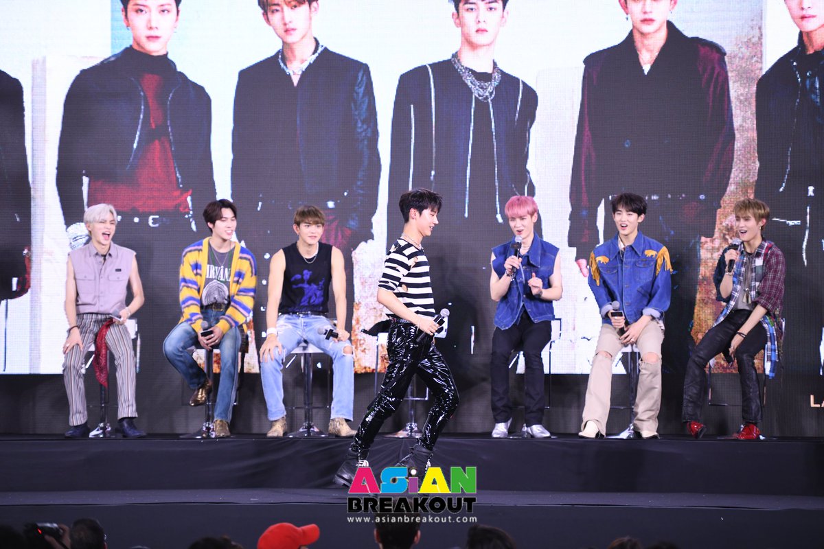 ASiANBREAKOUT's tweet photo. [2/3] 7 หนุ่ม WayV ขึ้นเวทีแถลงข่าว พร้อมงาน FANSIGN สุดพิเศษ เหล่า WayZenNi รอต้อนรับล้นพาร์กพารากอน

#WayV_FANSIGNinBKK #WayV https://t.co/WCIPd7bOxh