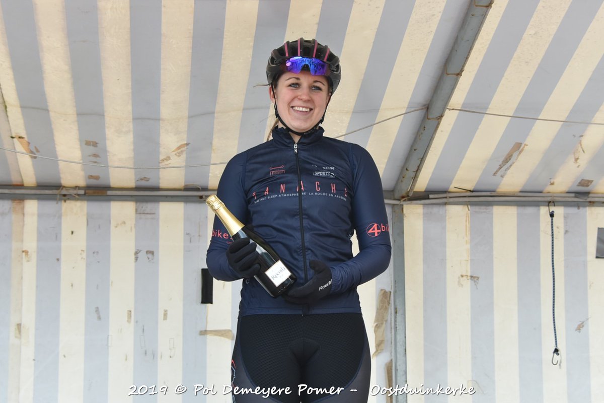 Pomerr's tweet image. Kimberley Peeters wint de Ednine Beach Challenge 2019 op de 22km.
