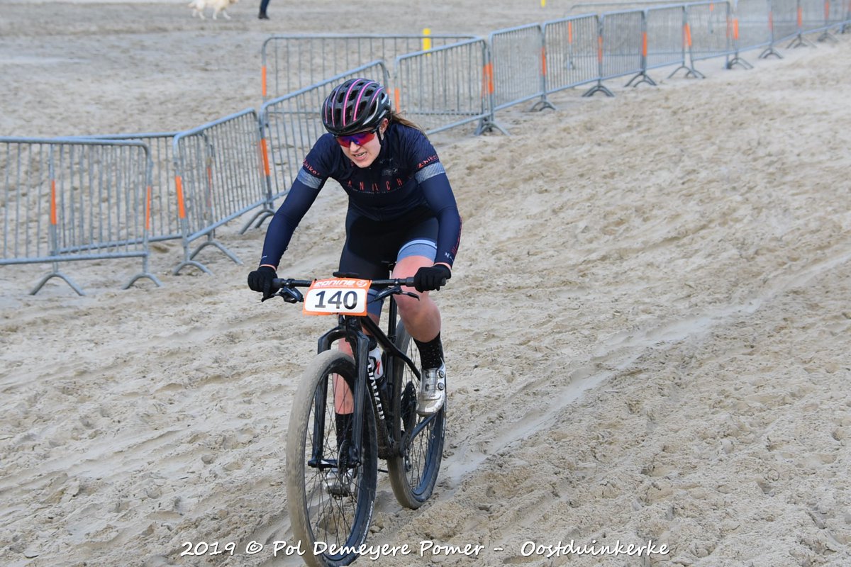 Pomerr's tweet image. Kimberley Peeters wint de Ednine Beach Challenge 2019 op de 22km.