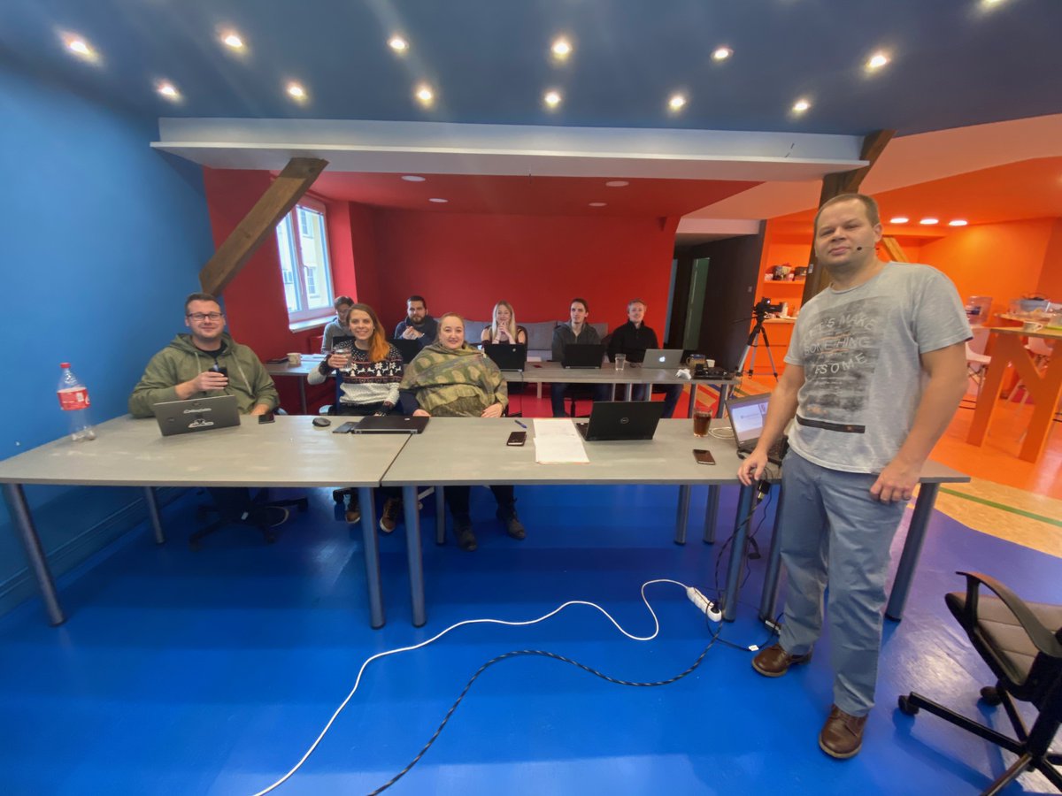 Super inhouse workshop od <a href="/HanacekTomas/">Tomáš Hanáček</a> na datastudio a praktické věci pro náš PPC tým :) Fotka ode mě nic moc, workshop super :)