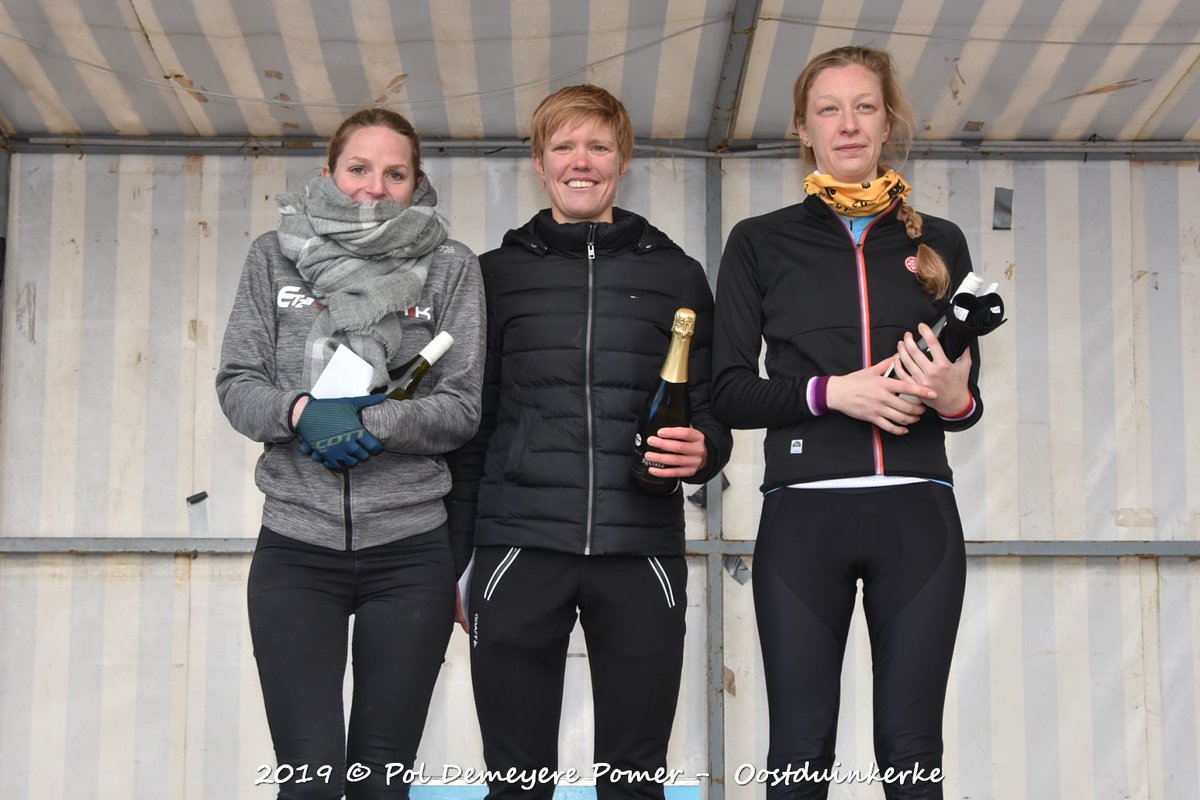 Pomerr's tweet image. Bij de Dames Elite wint Trenson Bieke de Ednine Beach Challenge op de 44 km voor Birgit Wauters en Peeters Bente.