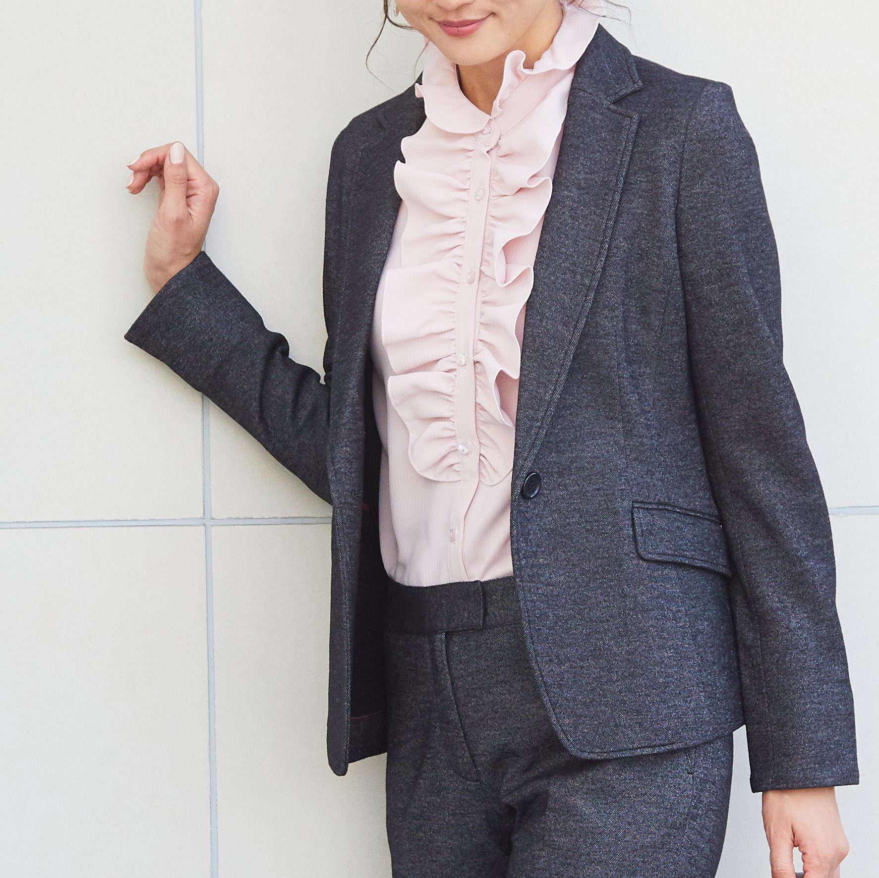 Nara Camicie ピンクのフリルブラウスは スーツもフェミニンに着ていただけます ナラコーデ ナラカミーチェ ファッション 冬ファッション 上品コーデ きれいめファッション ブラウス フリルブラウス ブラウスコーデ 通勤コーデ お仕事コーデ