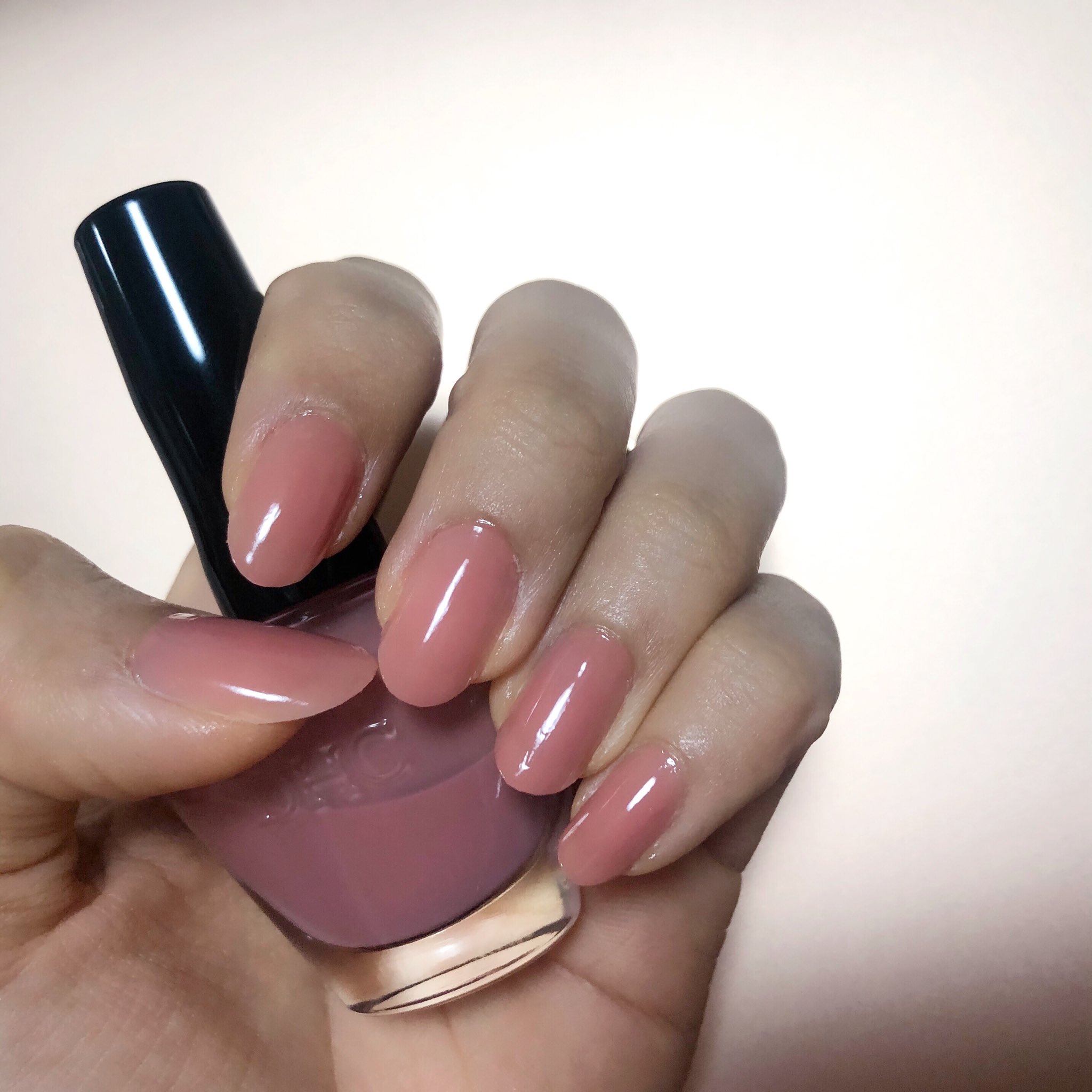 もう大丈夫 肌ガングロ過ぎて恥ずかしいんやがリップもmlbbカラーが好きでインディーピンクをこよなく愛しているので爪もこういうこっくりしたピンクを最近良く塗ってる Dhcのオールインワンクイックジェルエナメル07番です 1枚目は二度塗り 2枚目は一度