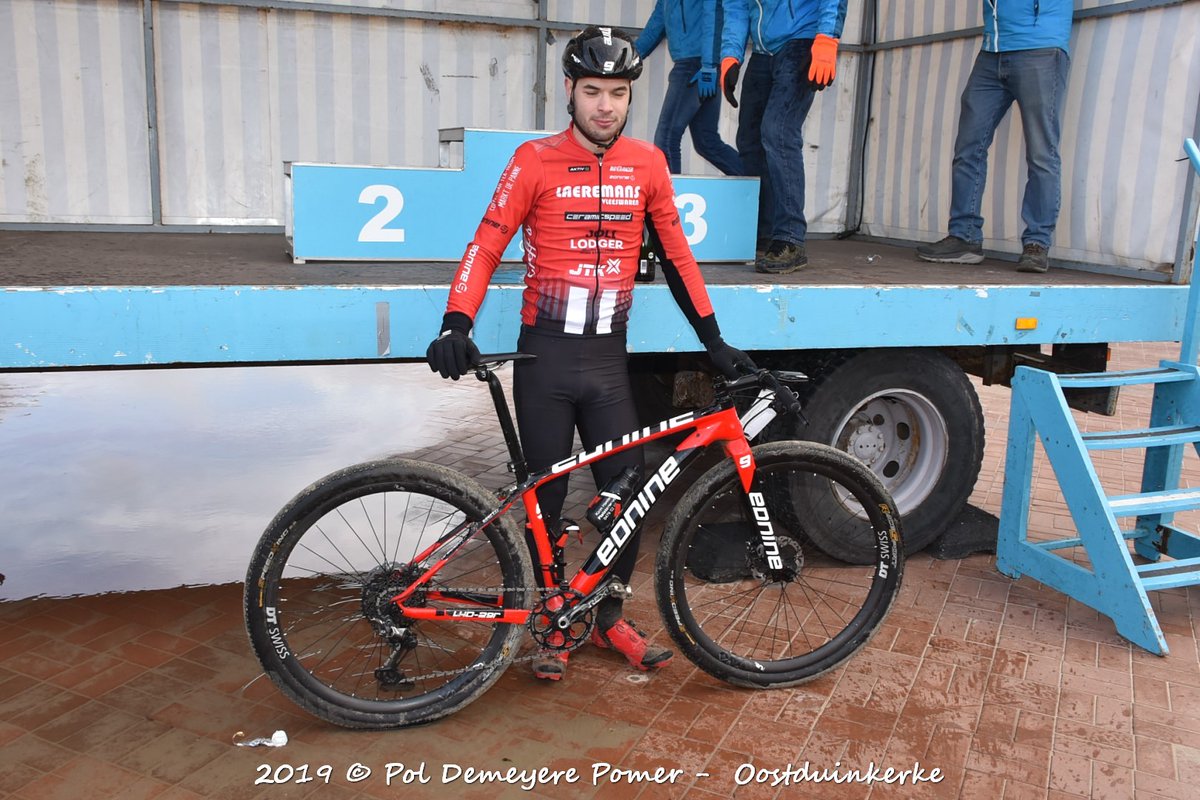 Pomerr's tweet image. Bij de Heren Elite wint Giorgio D'Hoore de Ednine Beach Challenge op de 44 km voor Thomas Chamon en Cédric Defreyne.