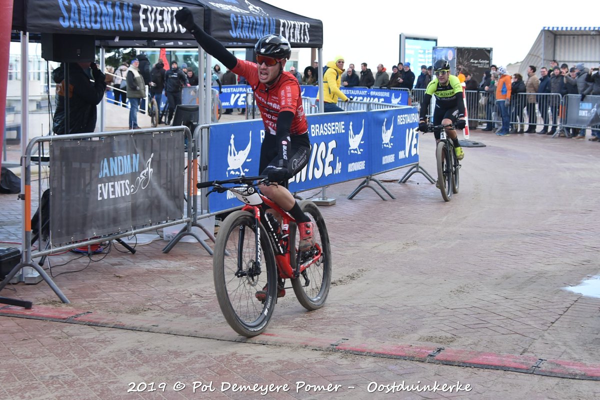 Pomerr's tweet image. Bij de Heren Elite wint Giorgio D'Hoore de Ednine Beach Challenge op de 44 km voor Thomas Chamon en Cédric Defreyne.