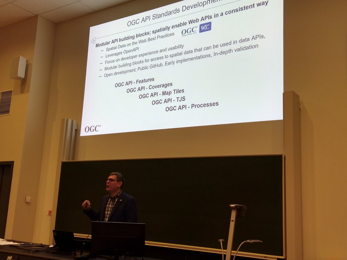 FlagisRvb's tweet photo. OGC API in an old school setting #epic #thanksBart #Flagis #ogc https://t.co/gx1COkdlzw