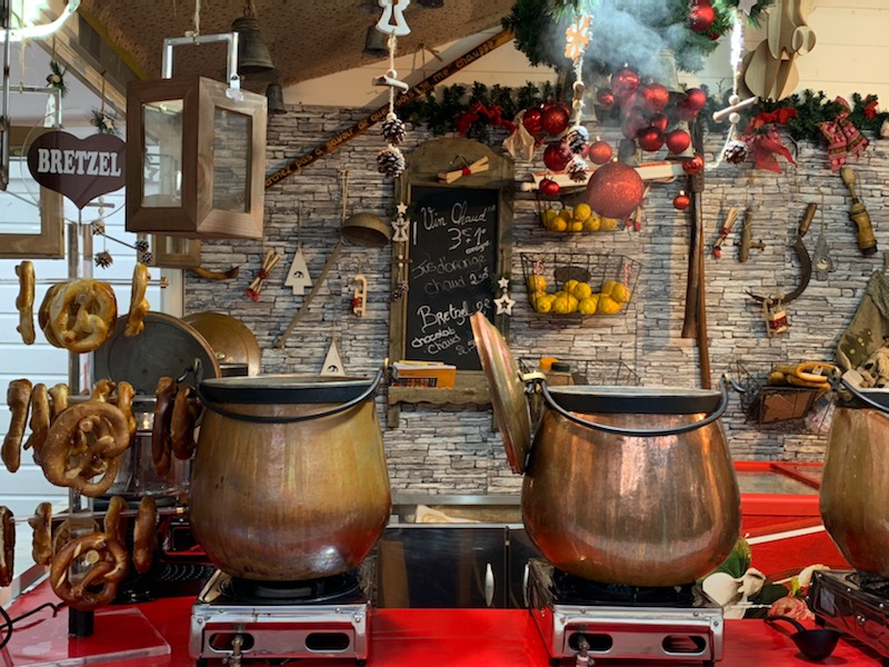 Venez vous promener sur le marché de Noël de #Rouen 🎄 autour du traditionnel vin chaud
