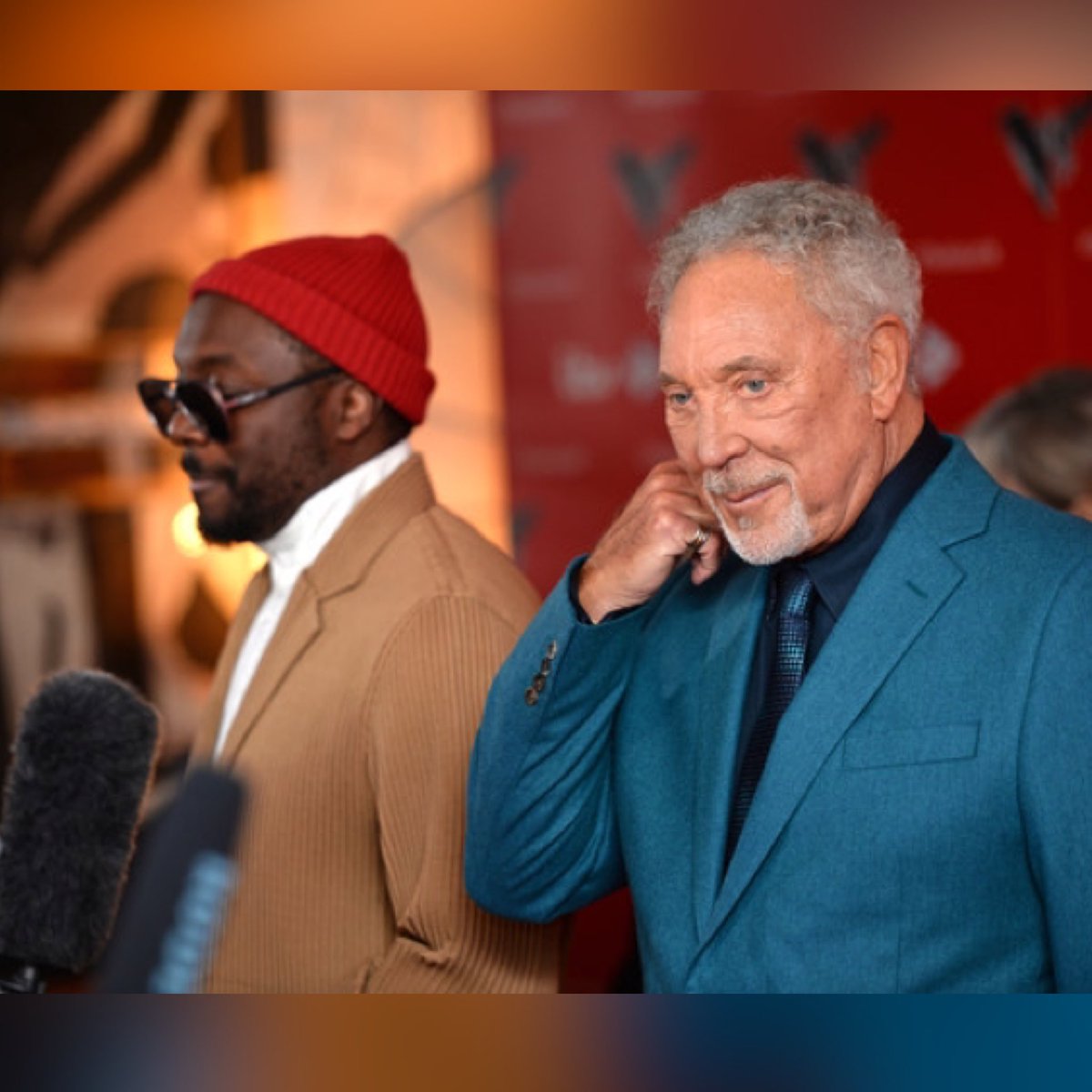 RealSirTomJones's tweet image. 📸@thevoiceuk 2020 photocall 🎤⁣
⁣#TeamVoice will be back on your screens in January! 📺✌🏻⁣
My styling: @hawkwc2 
My grooming: @Kristinax ⁣
#TeamTom #TheVoiceUK #itv