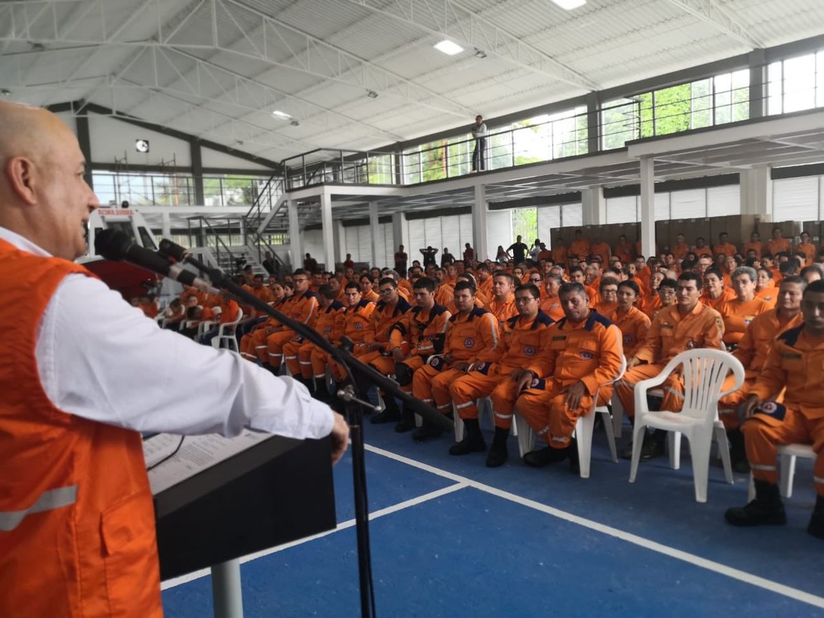 DefensaCivilCo's tweet photo. Director General de la #DefensaCivilCo recibió en nombre de la #FuerzaNaranja dotación de equipos entregados por la @GobMeta para el fortalecimiento de las capacidades de la Entidad. https://t.co/qSOFXQ4En7