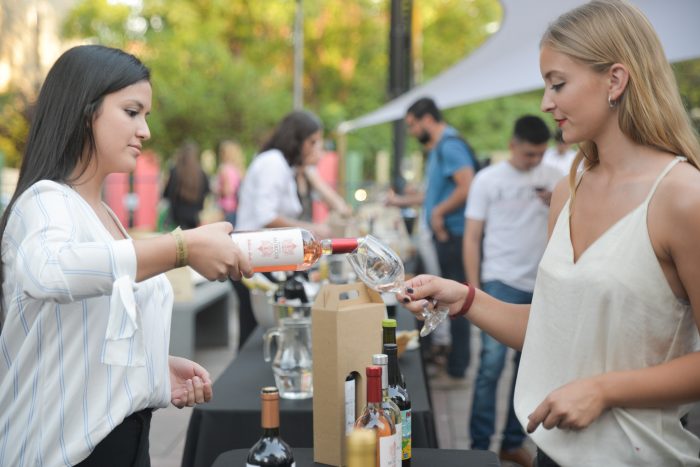 mendoza_tur's tweet photo. “Expo Vinos Pequeños Bodegueros de Mendoza” deslumbró con su nueva entrega y rompió su récord de expositores
👉https://t.co/0a153caLxH https://t.co/RXO6C2zBUh