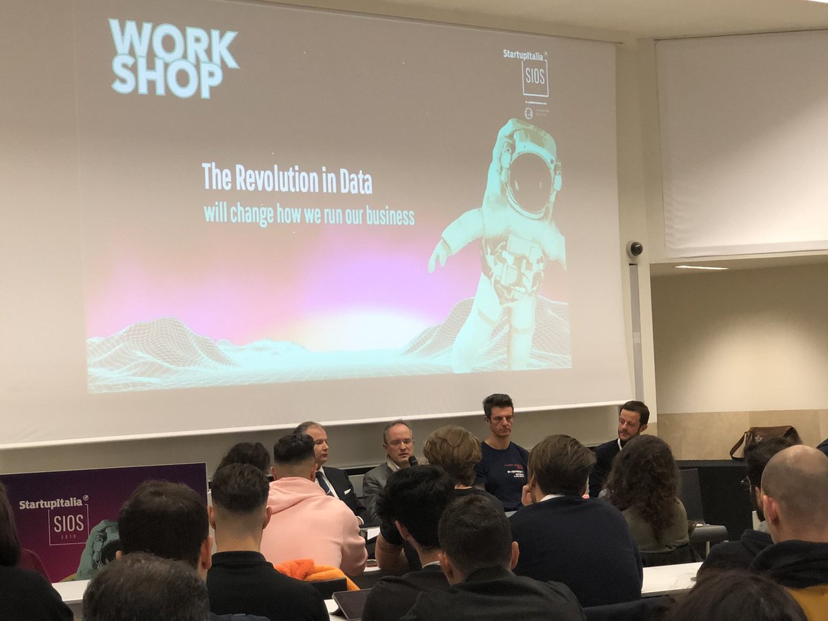 RizzardiElena's tweet photo. A #SIOS19 interviene ora @corradodebari nel workshop “The revolution in Data”.
come cambia il lavoro grazie ad #AI e #ML?
Ad es, algoritmi di #ML permettono ad #AutonomousDB di auto-ripararsi, auto-proteggersi e autogestirsi. Le persone possono dedicarsi ad azioni di più valore https://t.co/UB9K49hmsX