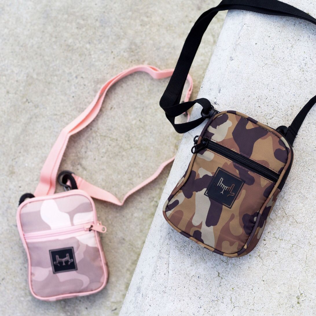 Accessories are key 🔐 Tell us which “Leather patch bag” you prefer in the comments below...💥 #Jlingz