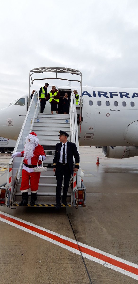 AurlienGomez1's tweet photo. Arrivée officielle du 🎅 à #CDG à bord d'#AirFrance. 140 enfants des écoles de #Chaumontel, #Gressy, #Puiseux et #LeBourget accueillis par le Club des Acteurs du #GrandRoissy et @AnneRigail. #Noel @AFnewsroom @AvgeeksFR @yannickhoppe https://t.co/hEBJsJdE20
