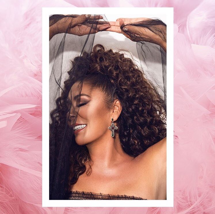 Como os prometí, hoy comparto con ustedes la fotografía completa :)
Recordaros, que mañana a las 3 podréis escuchar el single completo de mi nuevo disco, espero que lo disfrutéis tanto como yo.
Os quiere, quiere
Vuestra Isabel.