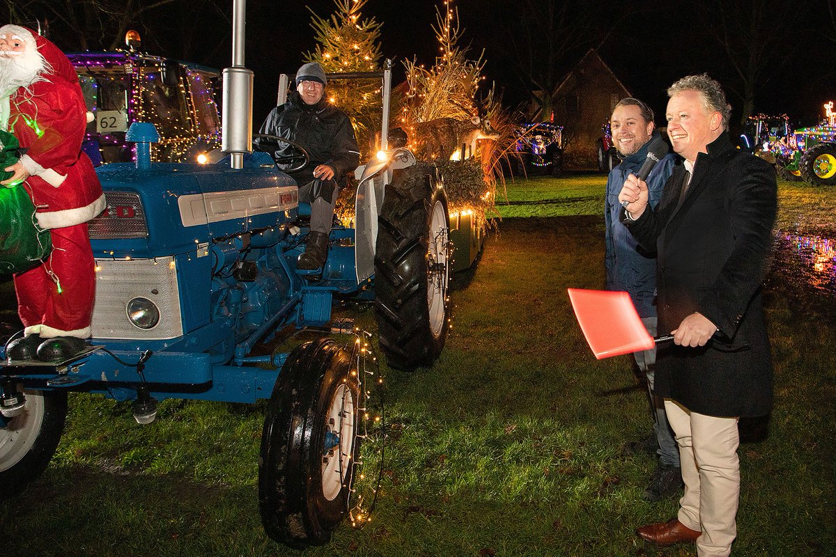 Burgemeester Gebben gaf zaterdagmiddag het startsein voor de Lichtjestour in Swifterbant. Dat gebeurde op het Kombuisterrein. Zo’n 51 verlichte tractoren maakten na het startsein een ronde door Swifterbant. #lichtjestour #stadronten #tractoren #swifterbant #dronten