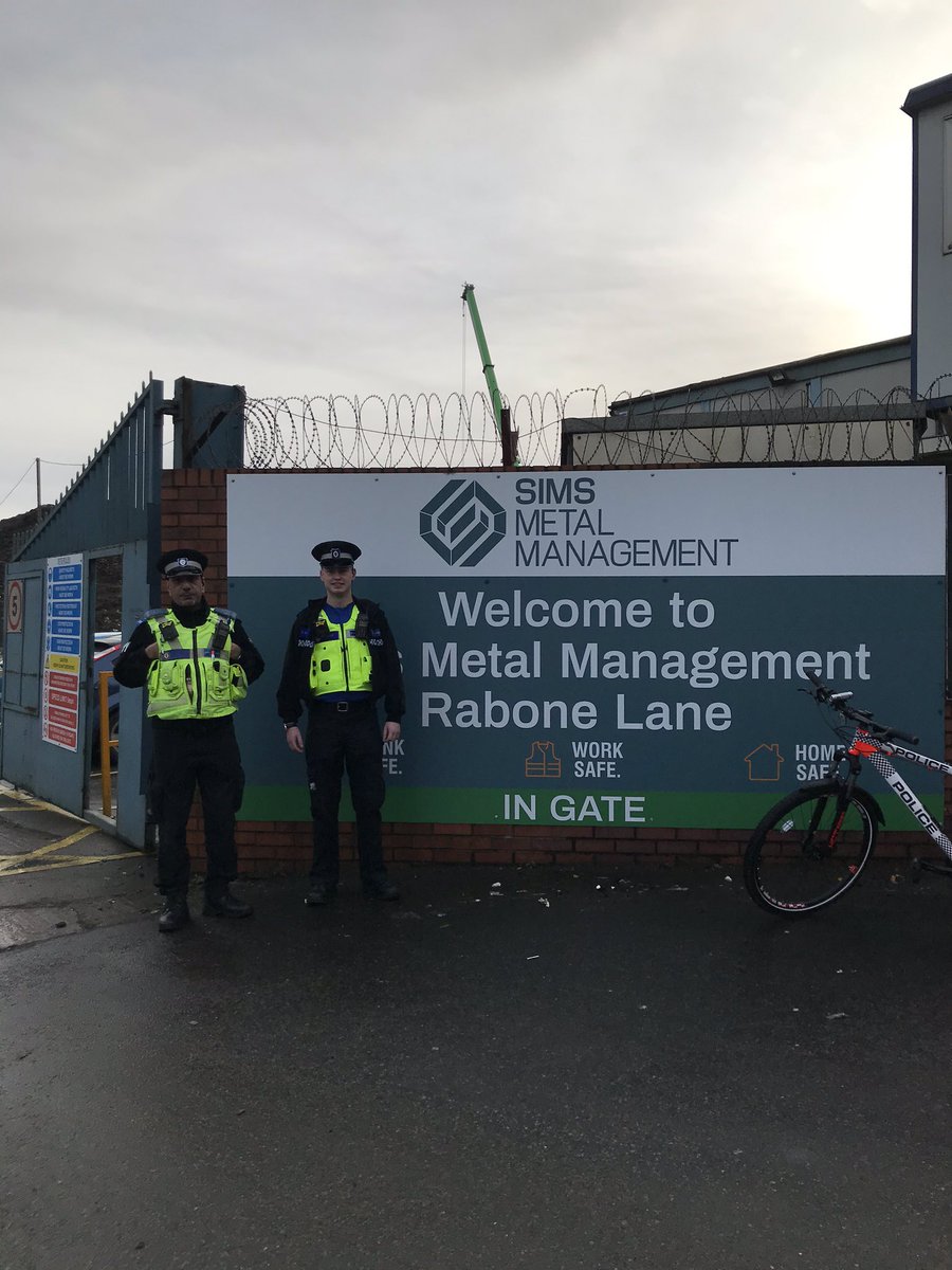 SmethwickWMP's tweet photo. We are having a business engagement day today in Smethwick sign up to #wmnow also advising of ways of reporting also Tips and advice visit https://t.co/a8zwEN9Ok0 #wmponline @SWPartnerships @WestMidsPCC @WMPYCC_Tom @SandwellPolice #engagement https://t.co/3c7XlnsJgo