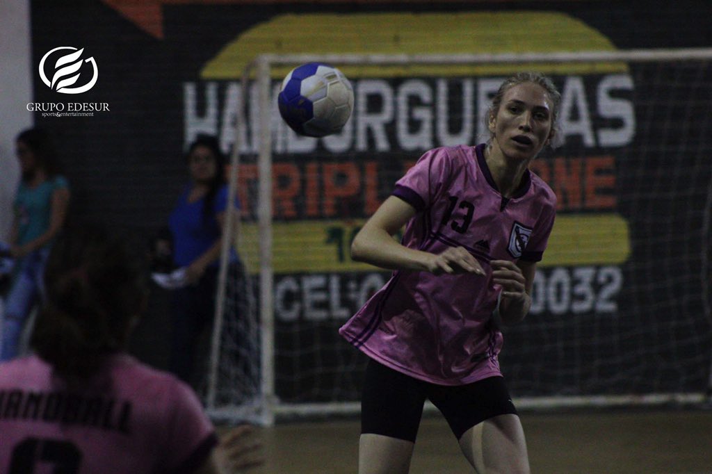 grupoedesur's tweet photo. #LigaEdesurAmateurDeHandball ¡Arranco la primera fecha de Handball!
.
#Paranaense (32) 🆚 (16) #Fram 
. 
Jugadora Destacada 👏🤾‍♀️: Gabriela Salinas (5) #Paranaense
.
📸😉 @parcefotos 
#Pepsi #Pilsen #AguaBess #BessPower #Upisa #Kyrios #Sportzone https://t.co/FJA2Sfhs96