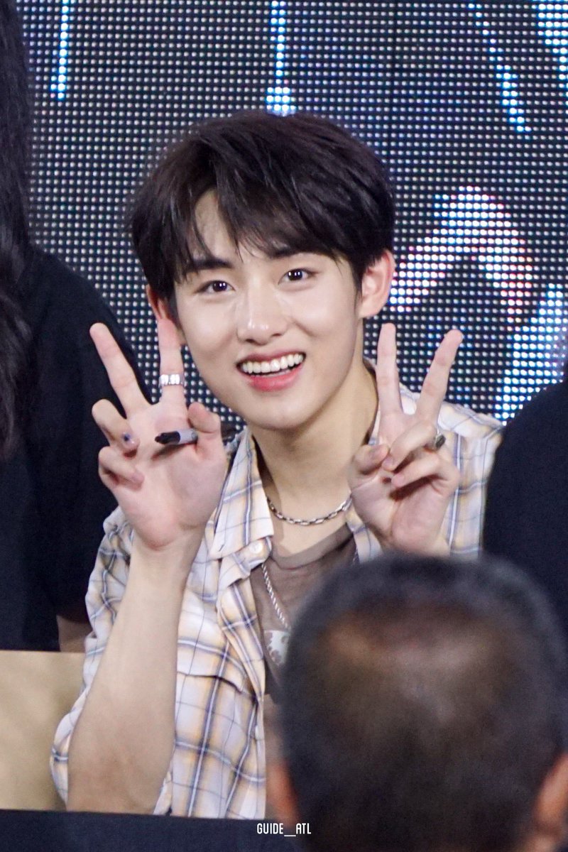 guide_atl's tweet photo. 191216 💚 #WayV #winwin

โดนวินวินตกอย่างแรงมากๆ😭 รักวินๆนะ

#윈윈 #WINWIN #WayV_FanmeetinginBKK #WayV_FansigninBKK https://t.co/gYapDjZ0BO
