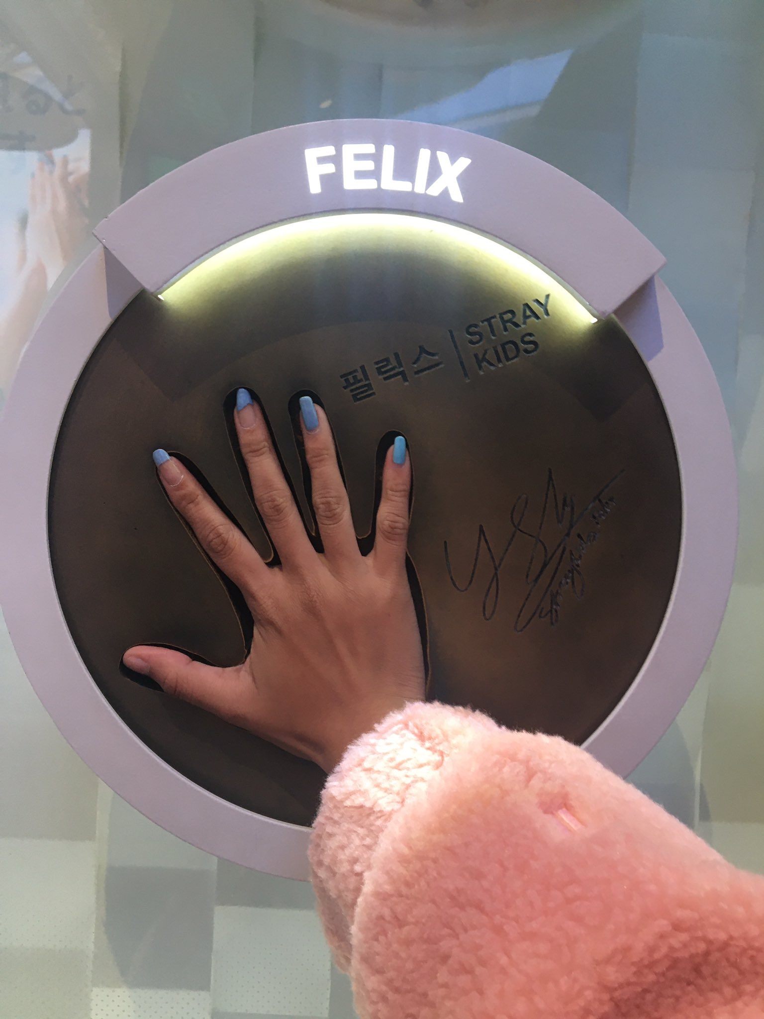 Gab On Twitter I Went To Lotte And Measured Stray Kids Hands Woojin 19 8 Cm Bang Chan 16 8 Cm Minho 17 7 Cm Changbin 18 35 Cm Hyunjin 17 8