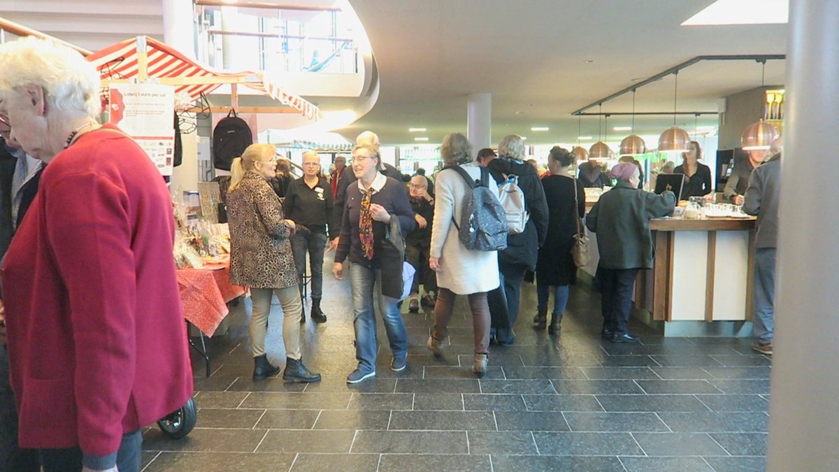 rtvfocuszwolle's tweet image. Op 16 december organiseerde WIJZ Welzijn in samenwerking met Gemeente Zwolle een Vitaal &amp;amp; Veilig Thuis dag. Een groot evenement voor Zwolse senioren in Theater de Spiegel. Lees meer →bit.ly/2svjpAY @WijZ_nu @Gemeente_Zwolle