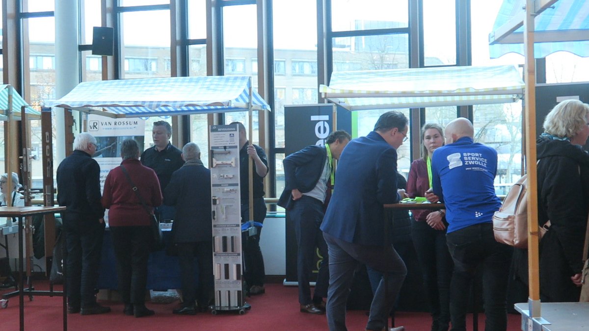 rtvfocuszwolle's tweet image. Op 16 december organiseerde WIJZ Welzijn in samenwerking met Gemeente Zwolle een Vitaal &amp;amp; Veilig Thuis dag. Een groot evenement voor Zwolse senioren in Theater de Spiegel. Lees meer →bit.ly/2svjpAY @WijZ_nu @Gemeente_Zwolle