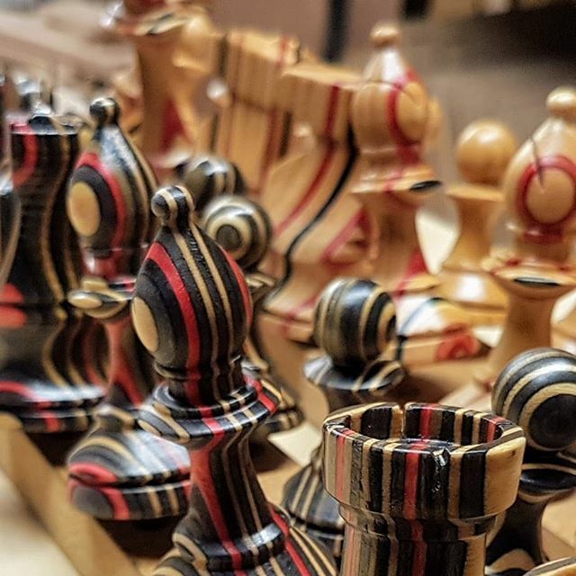 Finishing in progress.

#woodworking #woodturning #recycledskateboards #chessiesofinstagram #chess #chesspiece ift.tt/2YT27JV