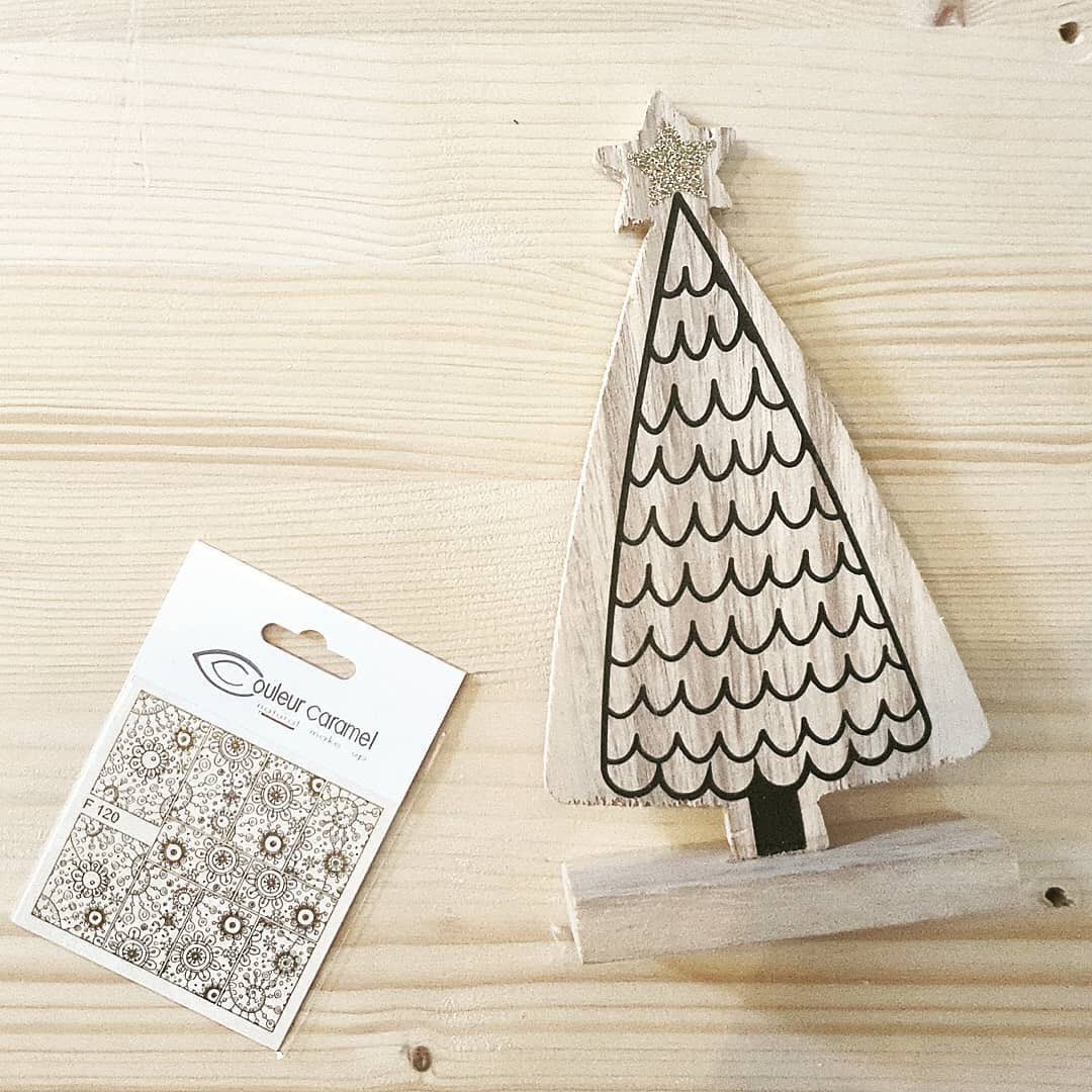 MySweetieBox's tweet photo. 💅NAIL ART NOËL ✨🎄
La décoration du #sapin terminé, et si on apportait une petite touche de fantaisie à ses ongles ? 
#boxdedecembre #mmysweetiebox #couleurcaramel #gold #manucure #deco #ongles #nailart #fantaisie #christmas #jourdenoel #partytime https://t.co/I8BEjd0mE1