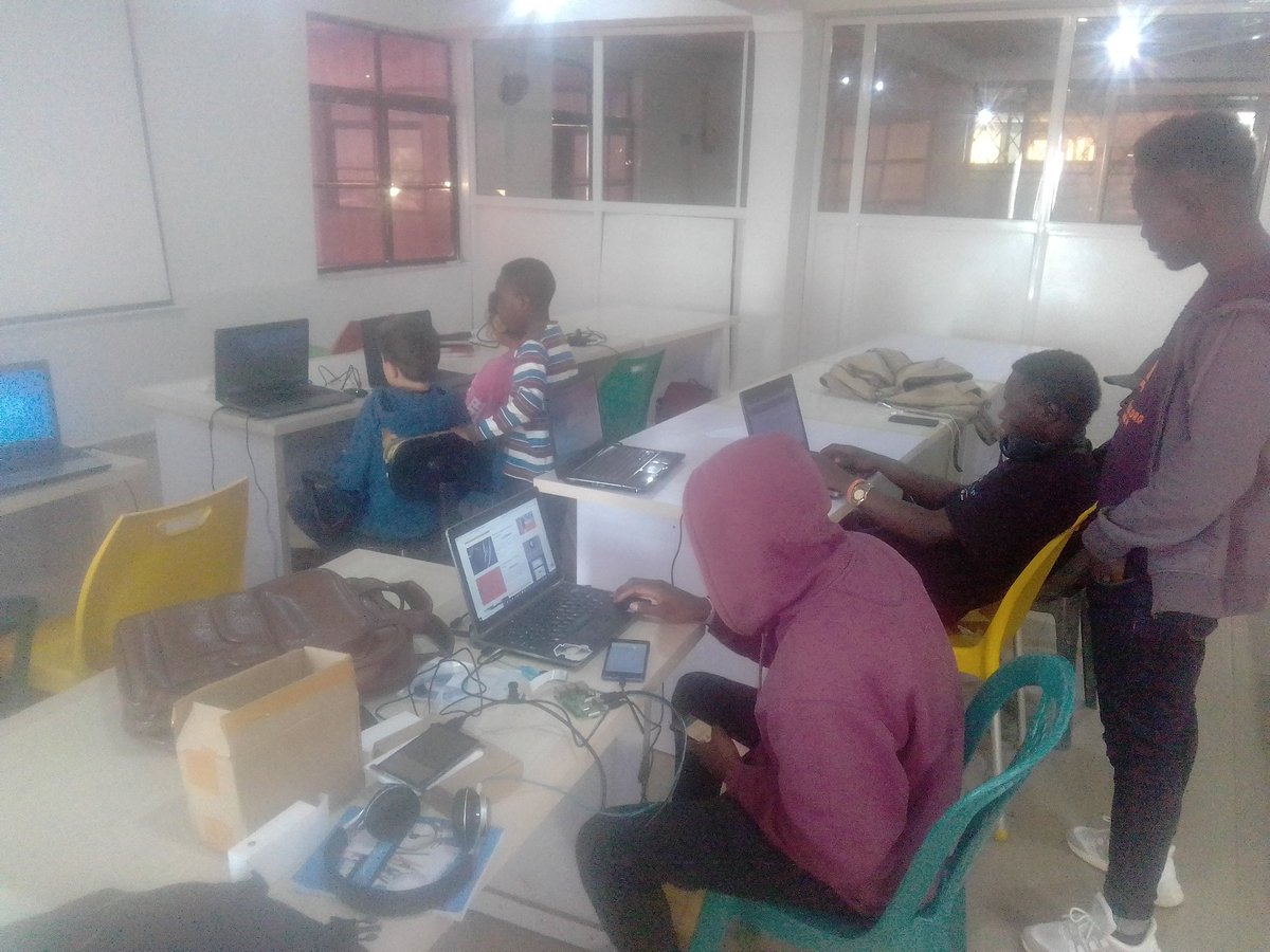 theodorelongji's tweet image. Happening now: kids coding  @nHubNG 's sevocoder kids program. 
How are your kids spending their holiday?  
It is parents responsibility to put their kids on a path to opportunities.
Spice up their holiday with some #coding, #robotics &amp;amp; #virtual #augmented #reality