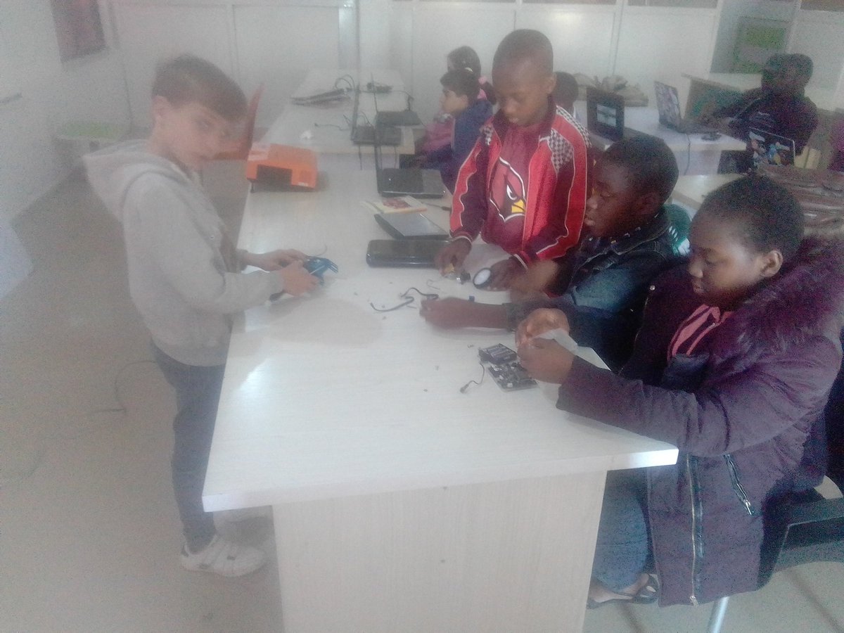 theodorelongji's tweet image. Happening now: kids coding  @nHubNG 's sevocoder kids program. 
How are your kids spending their holiday?  
It is parents responsibility to put their kids on a path to opportunities.
Spice up their holiday with some #coding, #robotics &amp;amp; #virtual #augmented #reality