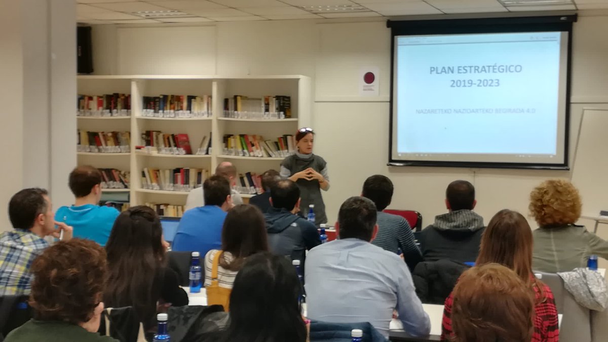 nazaretzentroa's tweet photo. Hoy hemos presentado a varios centros de @HETELFP cómo integrar los proyectos europeos en la estrategia del centro #proyectos #Europa #estrategia #educacion https://t.co/hOoYhlr0of