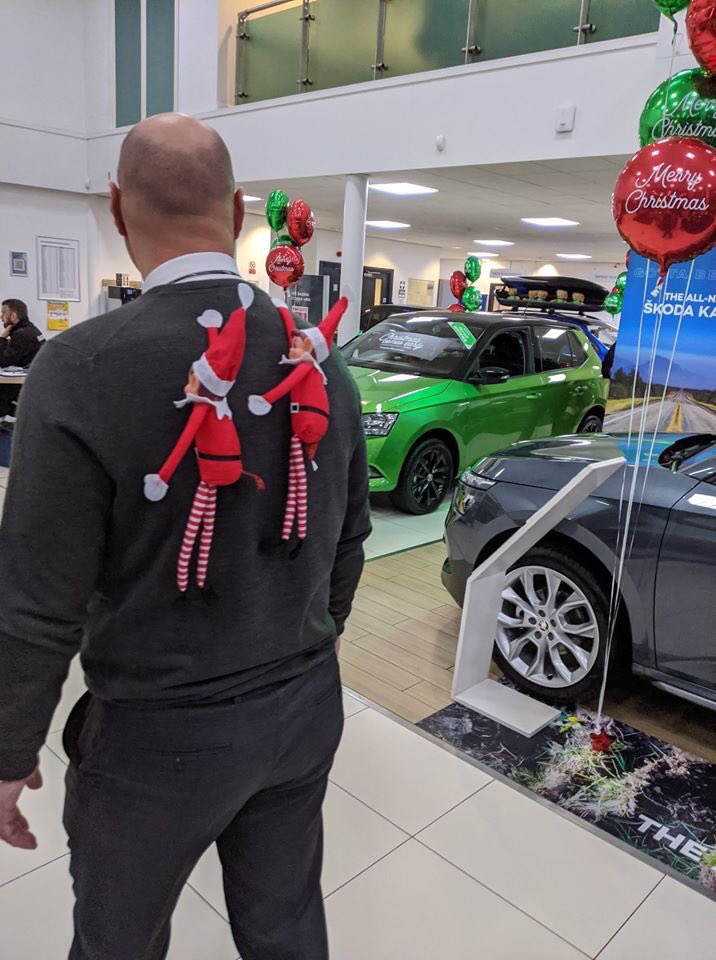 Worn out with causing mischief over the last few days the troublesome twosome are hitching a ride with Lee! . . . .  Shall we tell him?..........NAAAHHHH!!!

#hitchingaride #skoda #bristolstreet #derbyshire #chesterfield #elfontheshelf #elvesbehavingbadly