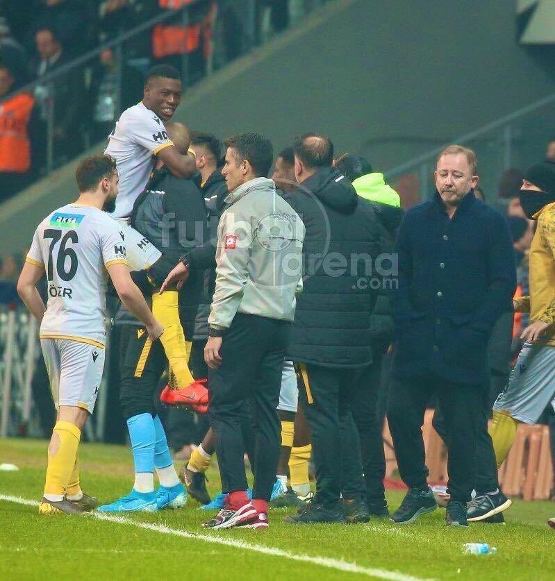 Ellere yalan söyledim, hep attim kederimi içime.😔