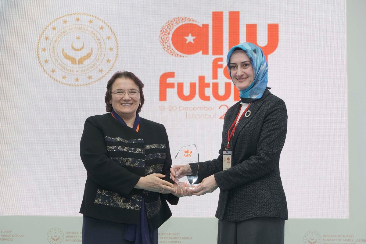 kademorgtr's tweet photo. İİT Kadın Danışma Konseyi ve @ailevecalisma Bakanlığı'nın gerçekleştirdiği, #Ally4Future: Müslüman Genç Kadınlar için Liderlik Eğitim Programı'na katılan KADEM Başkanı Dr. @SalihaOkurGmr, 37 ülkeden gelen gençlere; kadın STK olarak sosyal değişime liderlik etmeyi anlattı. https://t.co/tOmXfs7dv7