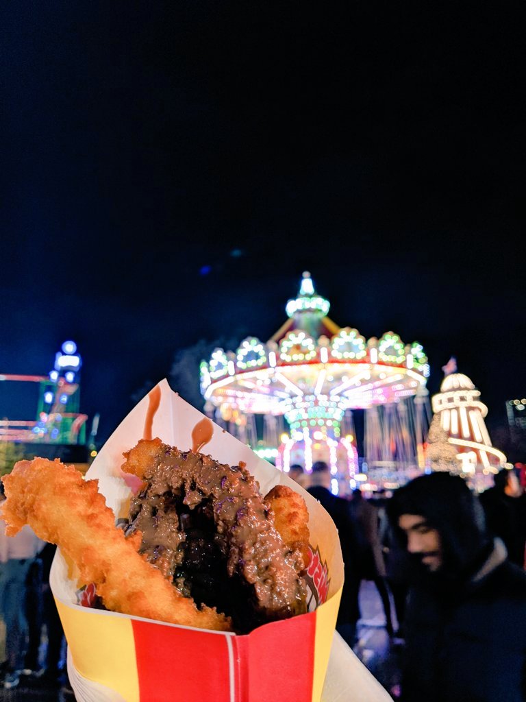 zizi_dash's tweet photo. Walkin' in a winter wonderland ✨🎄☃️🎪🧡 https://t.co/t29p6epXPS