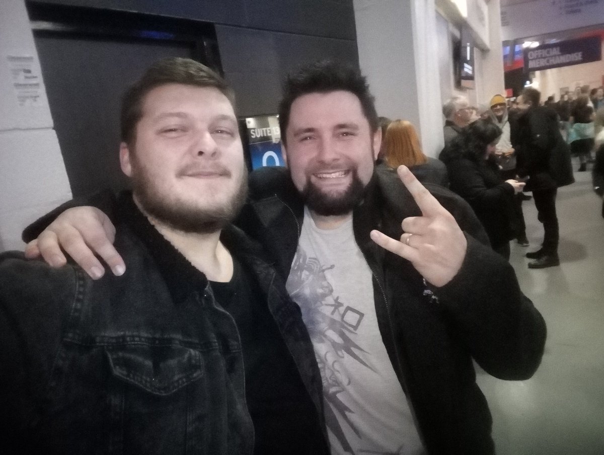 JDSullivan19's tweet photo. @SlashLP89 Awesome meeting Scott at a phenomenal gig last night! 😁😁 https://t.co/K5f6kW0Aem