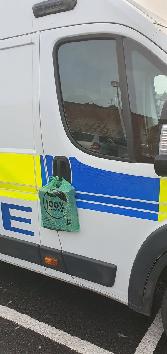 BrumPartnership's tweet photo. We would like to say a big thank you to a very generous person who tied a box of Christmas biscuits to our police van! 
Merry Christmas!🎄🎁😁 https://t.co/SOa9lss31z